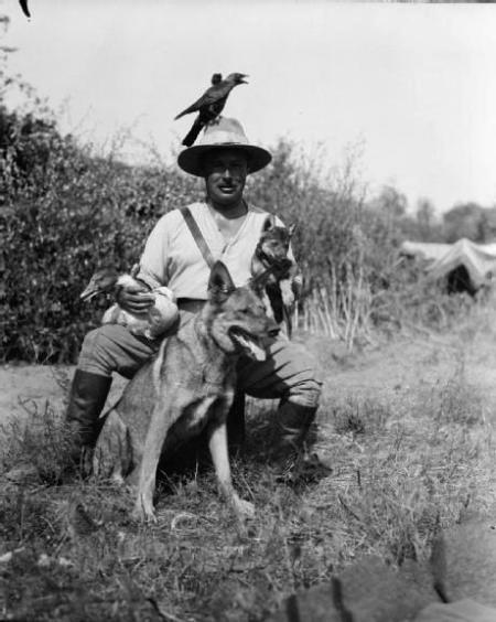 ภาพของ Hugh Lofting นักเขียน Doctor Dolittle และสัตว์เลี้ยงของเขา