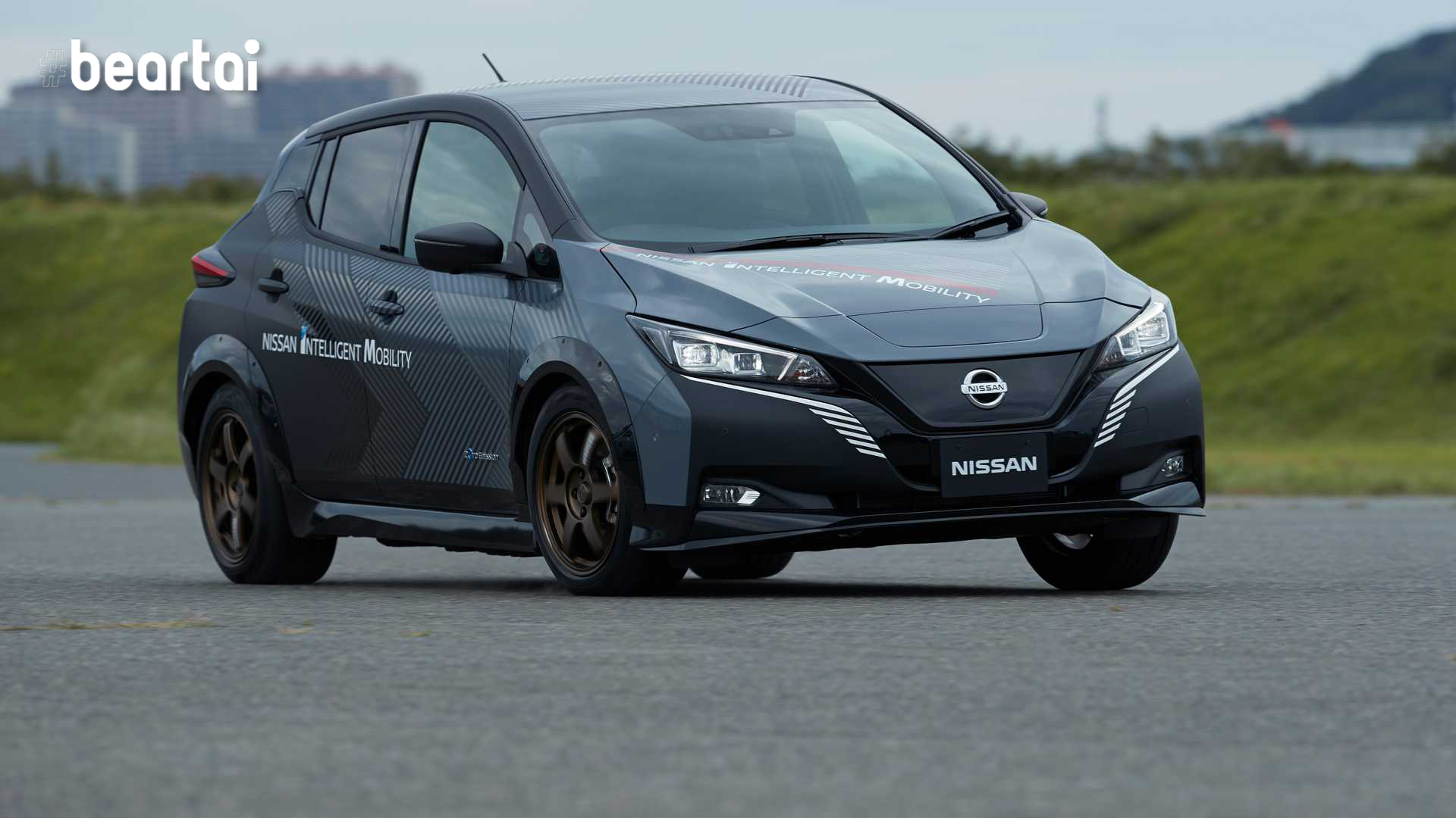 Nissan ทดสอบ Leaf ที่ใช้ 2 มอเตอร์ไฟฟ้าเพื่อสร้างเป็นต้นแบบรถยนต์ EV ขับเคลื่อนสี่ล้อ
