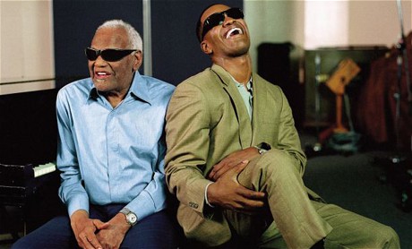 Ray Charles ตัวจริงและ Jamie Foxx ที่รับบทเป็นเขาอย่างแนบเนียน