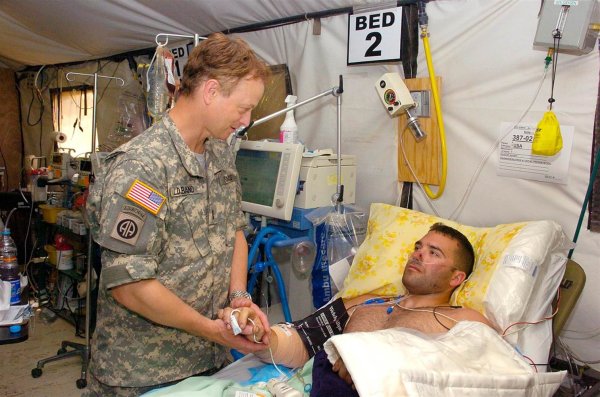 แกรี่ ซินิส เยี่ยมทหารผ่านศึกในโรงพยาบาล