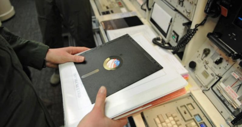 กองทัพสหรัฐเลิกใช้ Floppy Disk ในการสั่งงานของระเบิดนิวเคลียร์!