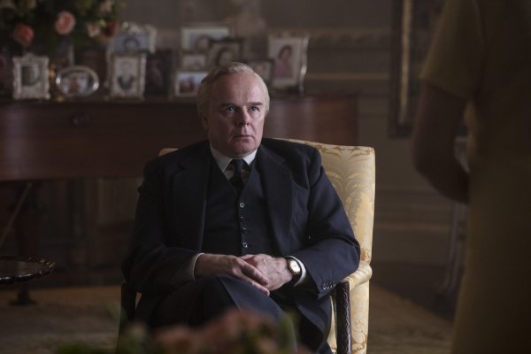 WHAT THE FACT รีวิว The Crown ซีซัน 3