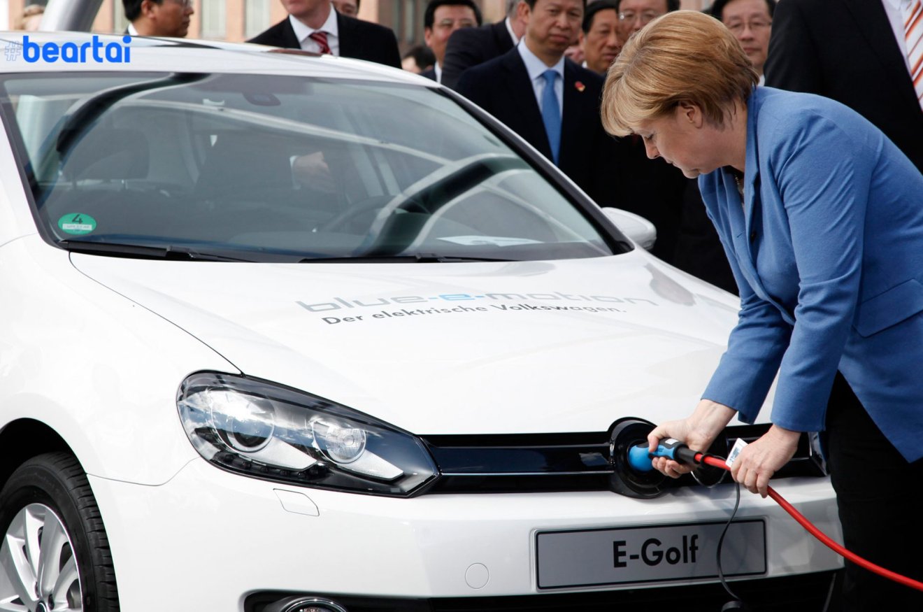 Angela Merkel ต่อสายชาร์จพลังงานรถยนต์ E-Golf