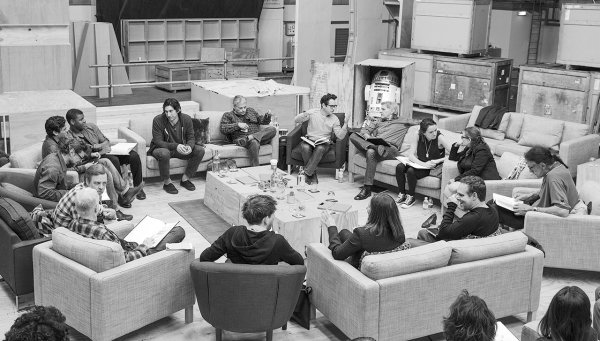 การนั่งอ่านบทไปด้วยกันครั้งแรกของทีมนักแสดง ตอน The Force Awakens ประกาศสร้าง