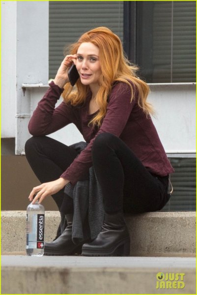 Elizabeth Olsen กับอิริยาบถน่ารัก ๆ ระหว่างพักกอง