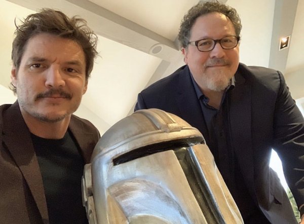 นักแสดงหลักของเรื่อง Pedro Pascal และผู้กำกับ Jon Favreau