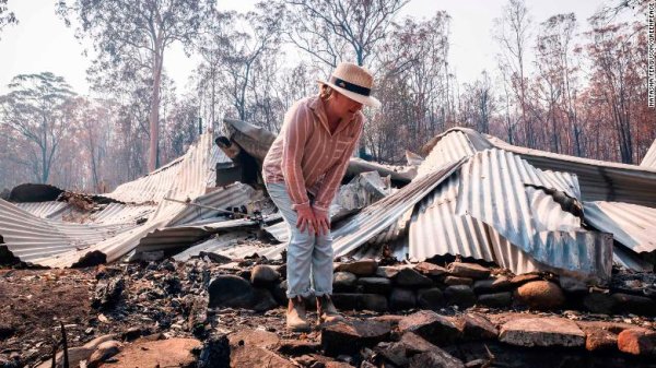 หญิงเจ้าของบ้านมาสำรวจซากเถ้าถ่านของบ้านเธอเอง หลังถูกเพลิงเผาผลาญในเมืองนิมบอยดา นิวเซาธ์เวล