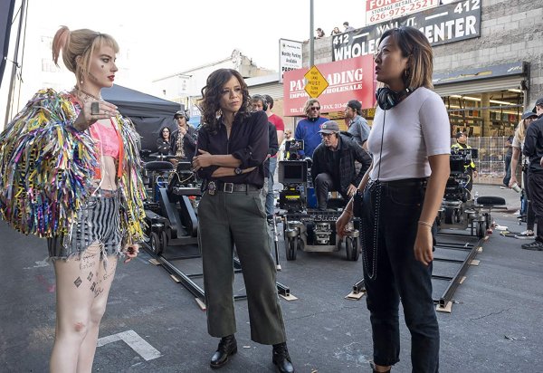 ผู้กำกับ Cathy Yan ในกองถ่าย Birds of Prey