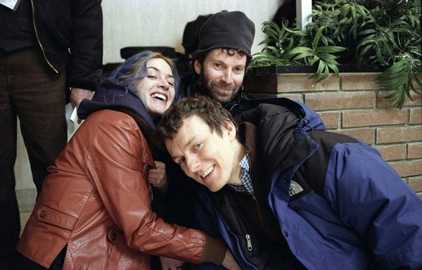 Charlie Kaufman ถ่ายร่วมกับ Kate Winslet และผู้กำกับ Michel Gondry