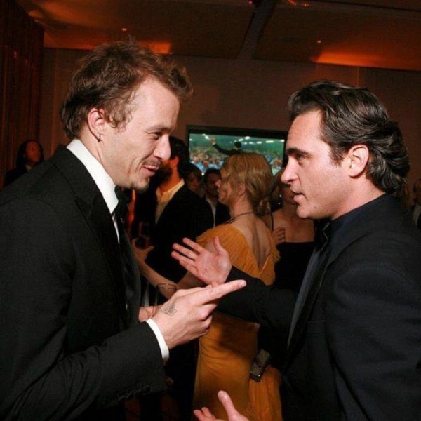 Heath Ledger และ Joaquin Phoenix ที่ตอนนั้นคงยังไม่รู้กันว่า จะได้เล่นเป็น Joker ทั้งคู่