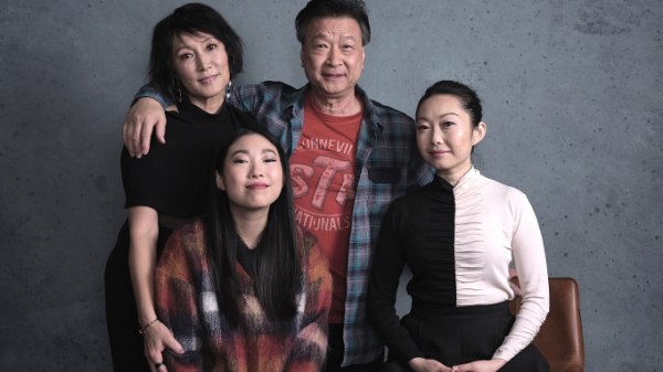 ผู้กำกับ Lulu Wang และทีมนักแสดงของ The Farewell