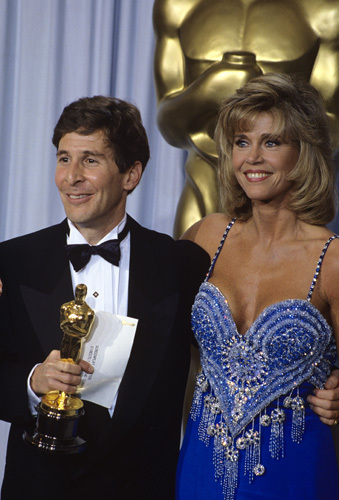 Tom Schulman รับรางวัลบทภาพยนตร์ยอดเยี่ยม จากนักแสดง Jane Fonda