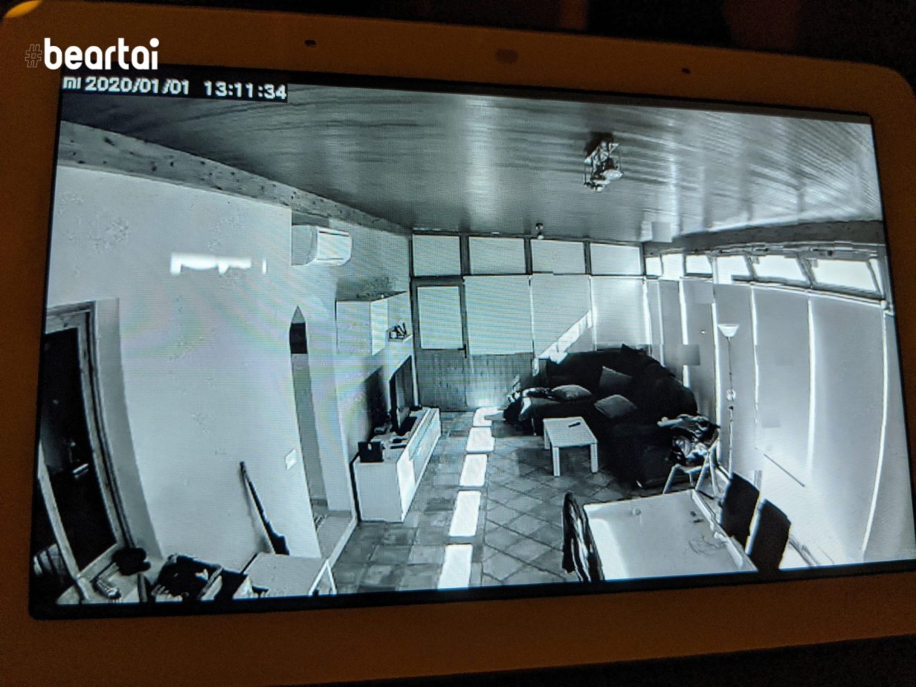 ภาพบน Google Nest Hub จากกล้อง Xiaomi แสดงห้องครัวในบ้านคนแปลกหน้า