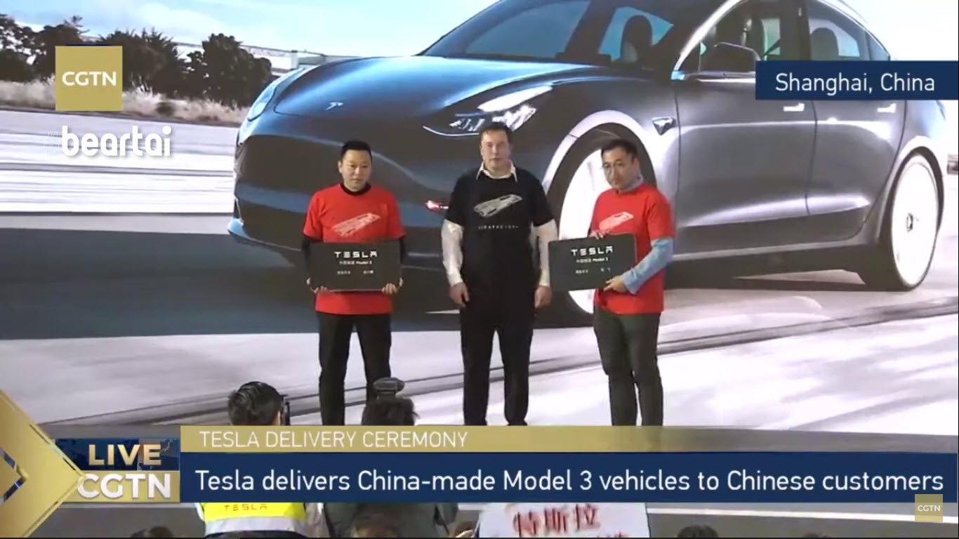 Elon Musk ส่งมอบกุญแจให้กับเจ้าของรถยนต์ Model 3