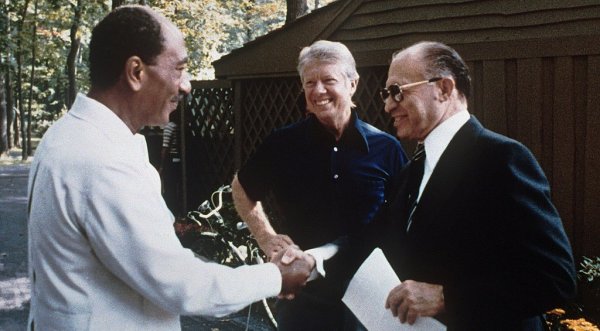 Menachem Begin นายกฯ อิสราเอล และ Anwar Sadat ประธานาธิบดีของอียิปต์ กับ Jimmy Carter ประธานาธิบดีสหรัฐฯ ที่ Camp David ในเดือน กันยายน 1978