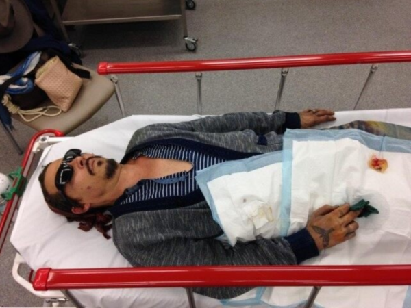 Depp ขณะถูกนำตัวส่งโรงพยาบาล