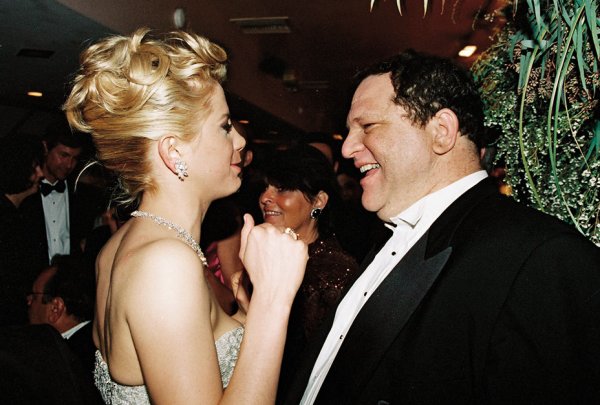 Mira Sorvino และ Harvey Weinstein หลังฝ่ายหญิงคว้ารางวัลออสการ์มาได้