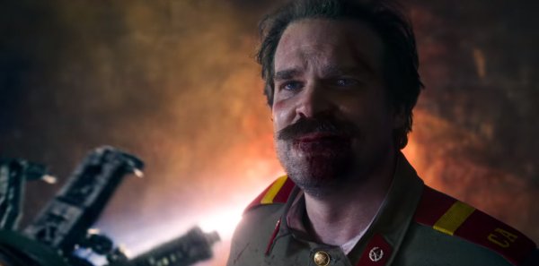 David Harbour รับบท Jim Hopper ที่ทำเป็นเสียสละชีวิตในซีซัน 3