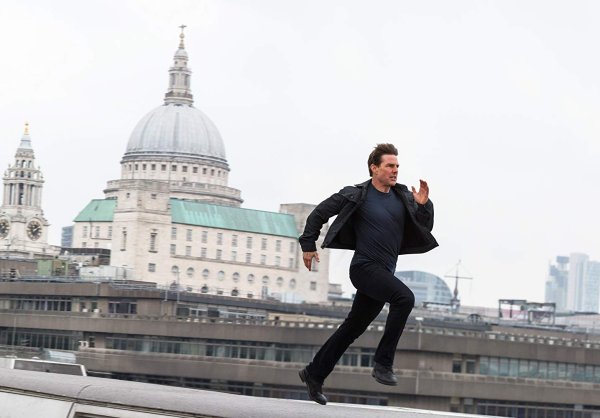 Tom Cruise ในกองถ่าย MI6: Fallout ที่ประเทศอังกฤษ และประสบอุบัติเหตุจากการถ่ายทำฉากนี้จนต้องพักกองถ่าย