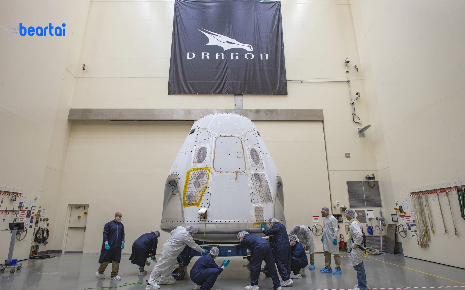 SpaceX ส่งแคปซูล Crew Dragon ไปยังที่ปล่อยตัวเพื่อทดสอบก่อนส่ง 2 นักบินอวกาศ 7 พ.ค.