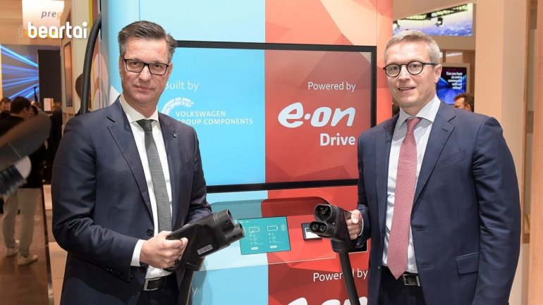 Thomas Schmall ประธานคณะผู้บริหารของ Volkswagen Group Components กับ Karsten Wildberger กรรมการบริหารของ E.ON