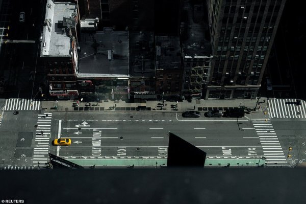 ภาพมุมสูงของท้อนถนนในเมือง Manhattan ที่ว่างเปล่า
