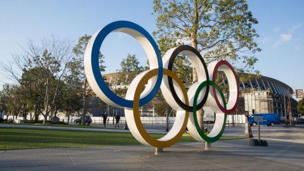 บริเวณหน้าสนามกีฬาแห่งใหม่ที่สร้างมาเพื่อโอลิมปิก และมีสัญลักษณ์ของโอลิมปิกหน้าสนามกีฬา
