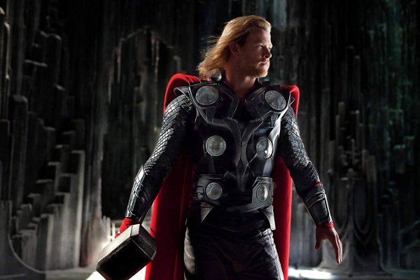 Thor รับบทโดย Chris Hemsworth