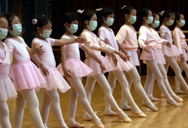 เด็กเรียนบัลเลต์ในฮ่องกง ใส่หน้ากากอนามัยระหว่างมีการแพร่ระบาดของโรคซาร์ส ปี 2003