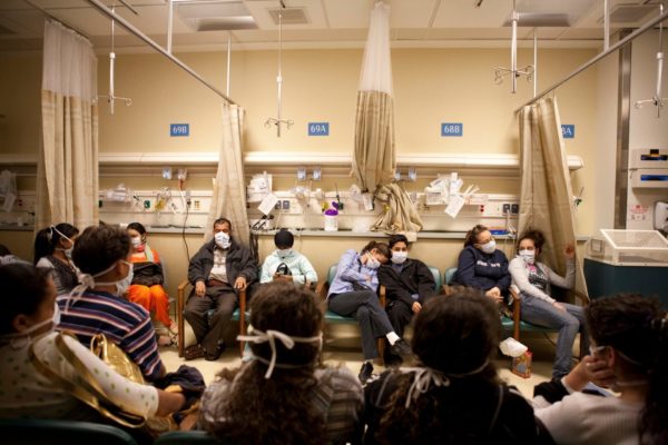 ประชาชนเฝ้ารอการตรวจรักษาโรคไข้หวัดหมูที่ Maimonides Medical Center เมือง Brooklyn ในสหรัฐฯ