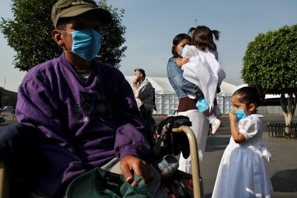 ครอบครัวที่มีคนหลายวัยในเมือง Mexico City หลังจากพิธีล้างบาปยกเลิกในช่วงนั้น เพราะการระบาดของไข้หวัดหมู