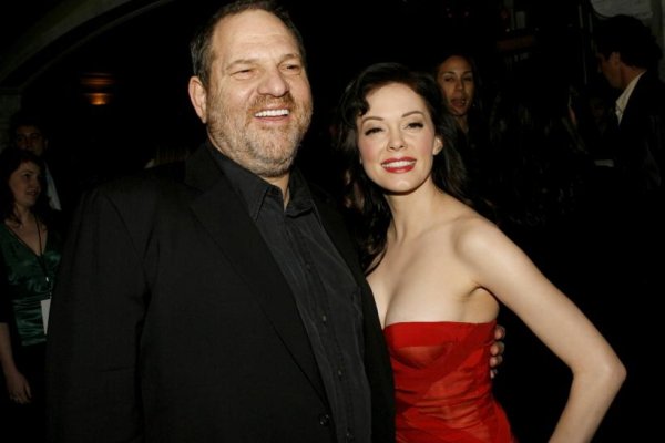 Harvey Weinstien กับนักแสดงสาว Rose McGowan ที่ออกมาแฉว่าถูกเขาล่วงละเมิดทางเพศด้วยอีกคน