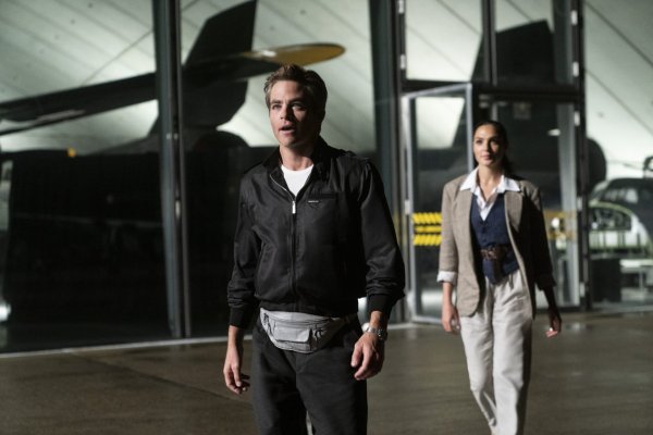 Chris Pine ที่แฟน ๆ รอชมกันว่าบท"สตีฟ เทรเวอร"
