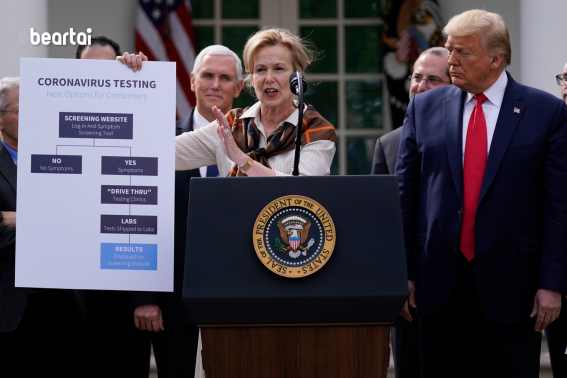 ประธานาธิบดี Donald Trump กำลังฟัง Dr. Deborah Birx