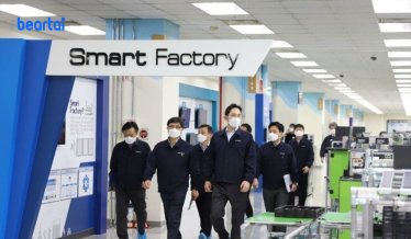 Lee Jae-yong รองประธานบริษัท Samsung Electronics (ด้านขวา) ตรวจสอบโรงงานใน Gumi