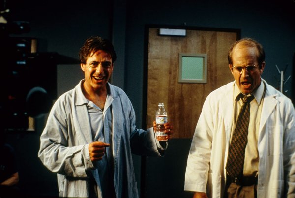 Downey Jr. และ Mel Gibson ที่ก็ร่วมแสดงด้วยในหนัง The Singing Detective (2003)