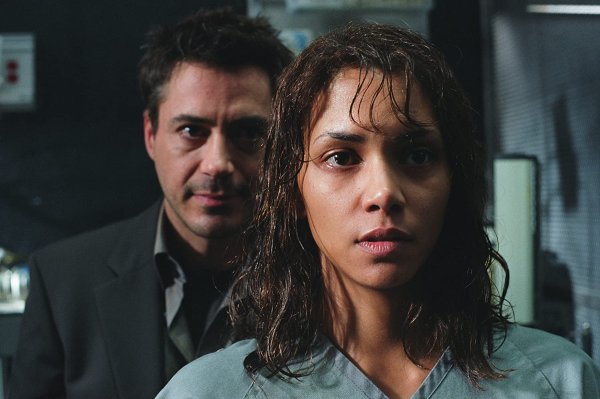 ภาพยนตร์เรื่อง Gothika ที่เขาร่วมแสดงกับ Halle Berry