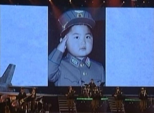 ภาพที่อ้างว่าเป็น คิม จองอึน ในวัยเด็ก