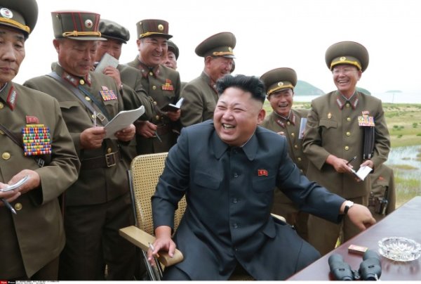 หลาย ๆ ภาพจะเห็น คิม จองอึน ที่ยิ้มหัวเราะ เป็นผู้นำที่อารมณ์ดี