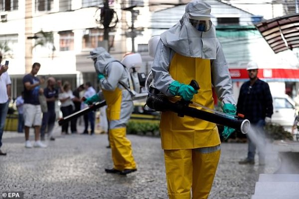 เจ้าหน้าที่ในเมืองรีโอเดอจานีโรกำลังฉีดพ่นยาฆ่าเชื้อทำความสะอาดในเมือง