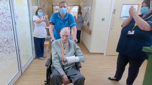 Albert Chambers ที่กำลังจะอายุครบ 100 ปีรักษาตัวจนหายจากโรคติดเชื้อ Covid-19 และได้กลับบ้าน