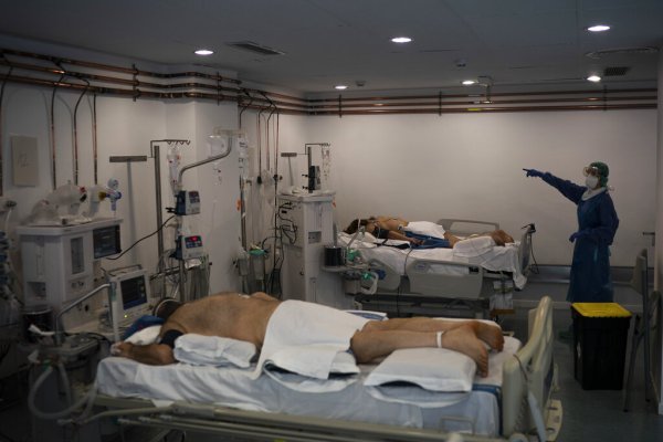 ภาพการรักษาผู้ป่วยของเจ้าหน้าที่ทางการแพทย์ในโรงพยาบาล เมืองบาร์เซโลนา ประเทศเยอรมัน (ภาพจาก AP)