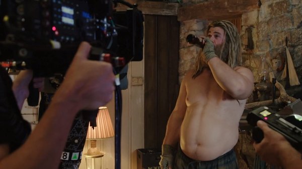 Chris Hemsworth ต้องสวมชุดสูทที่ทำให้ดูอ้วนในหนัง Endgame (หุ่นดีขนาดนี้ไม่ยอมอ้วนจริง)