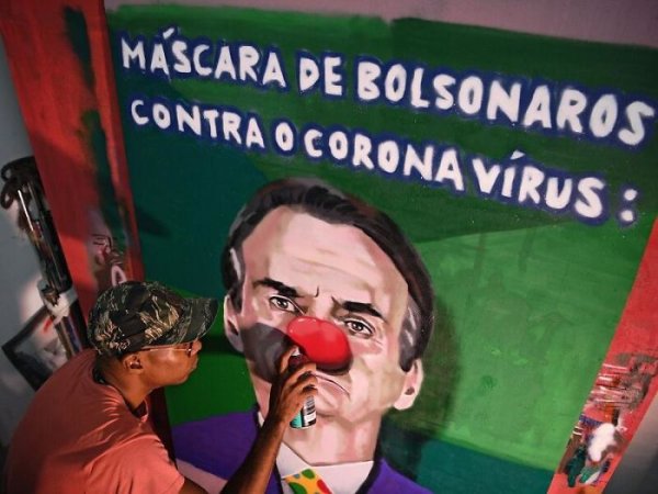 ผลงานของ Aira Ocrespo จากเมืองริโอเดจาเนโร ประเทศบราซิล กำลังวาดหน้ากากลงบนหน้าประธานธิบดีบราซิล