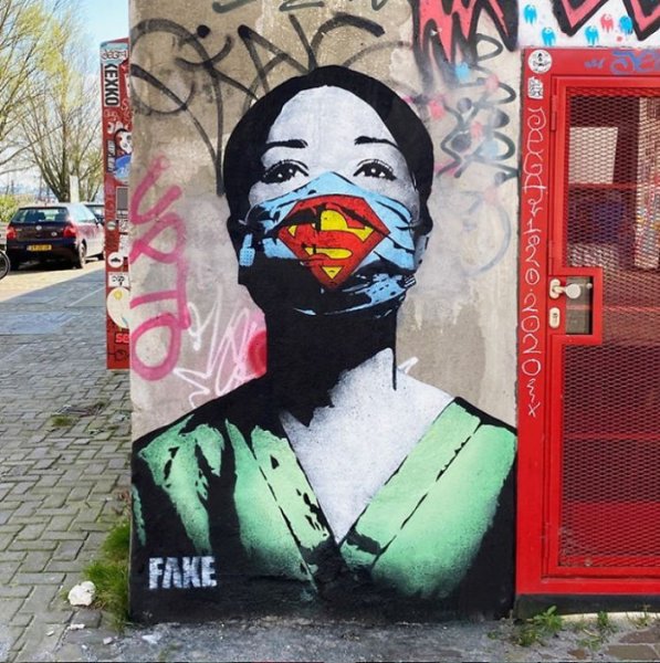 ผลงานของศิลปิน Fake ที่กรุงอัมสเตอร์ดัม ประเทศเนเธอร์แลนด์ สื่อถึง Super Nurse เพื่อให้กำลังใจบุคลากรทางการแพทย์ทั่วโลก
