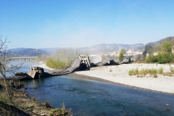 ภาพเหตุการณ์สะพานความยาว 260 เมตรถล่มทางตอนเหนือของประเทศอิตาลี