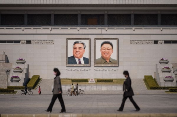 จัตุรัสคิม อิล-ซ็อง ในกรุงเปียงยาง ประเทศเกาหลีเหนือ ที่มีภาพของอดีตสองผู้นำสูงสุดเกาหลีเหนือ
