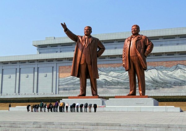รูปปั้นขนาดยักษ์ของคิม อิล-ซ็อง และคิม จอง-อึน