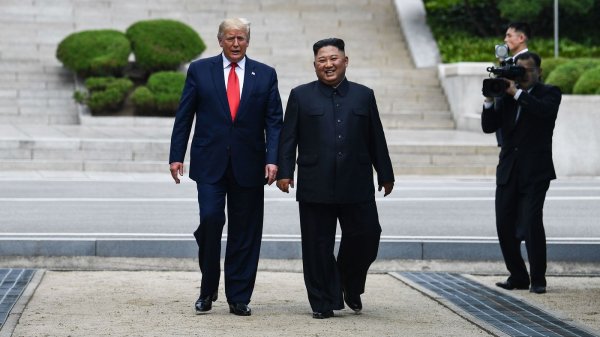 ประธานาธิบดี Donald Trump และ คิม จอง-อึน ผู้นำเกาหลีเหนือ กับภาพเมื่อปี 2019 ที่ชาวโลกไม่นึกว่าพวกเขาจะได้เจอกันในที่สุด