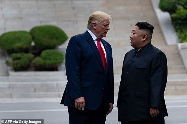 ประธานาธิบดี Donald Trump และผู้นำคิม จอง-อึน พบกันเมื่อ 30 มิถุนายน ปี 2019